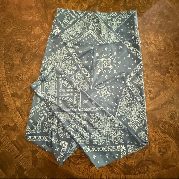 American Eagle NWOT Muted Blue Paisley The Lightweight Everything Legging Sz M - Picture 1 of 7